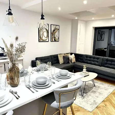 Prime Location 4-Bed Home In Croydon With Parking